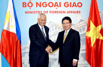 Hội đàm giữa Phó Thủ tướng, Bộ trưởng Phạm Bình Minh và Bộ trưởng Ngoại giao Phi-líp-pin